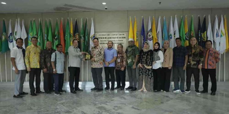 Pansus III DPRD Kalsel saat Kunker ke Bina Bangda Kemendagri. (foto : istimewa)
