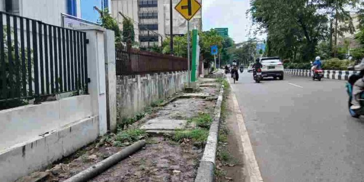 Tratoar dan Drainase Jalan Lambung Mangkurat Banjarbaru yang akan dilakukan pembenahan. (foto : shn/seputaran)