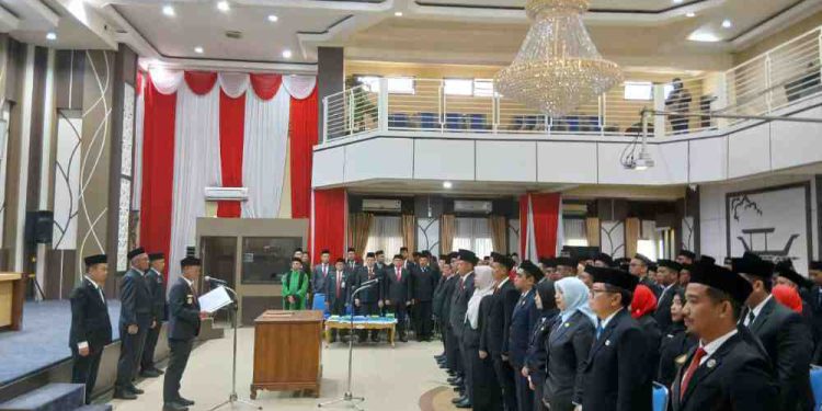 Proses pengambilan sumpah jabatan para pejabat Pemko Banjarmasin. (foto : shn/seputaran)