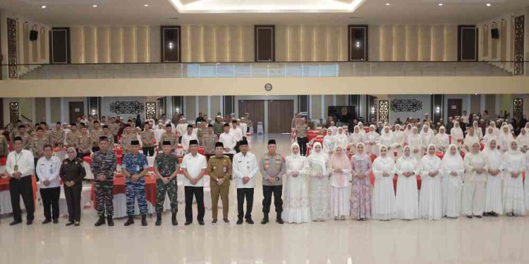 Ketua DPRD Kalsel H. Supian HK menghadiri kegiatan Doa Bersama Lintas Agama bertempat di Auditorium Polda Kalsel. (foto : istimewa)