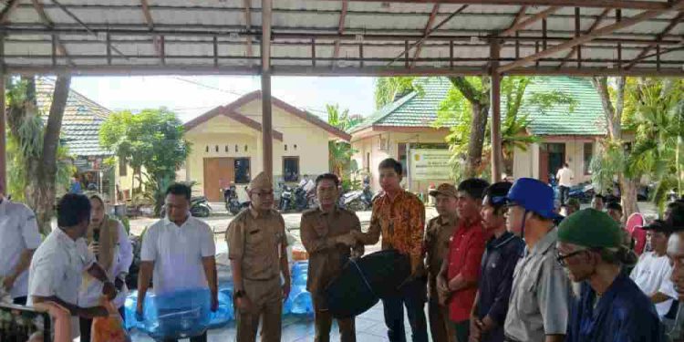 Walikota Banjarmasin HM Yamin saat menyerahkan bantuan perikanan kepada Pokdapan. (foto : shn/seputaran)