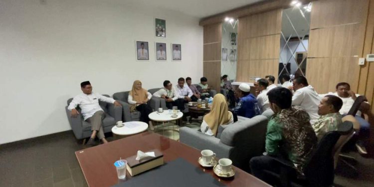 Belasan Guru Honorer PAI saat mengadu DPRD Banjarmasin yang ditemui Mathari, Wakil Ketua DPRD Banjarmasin. (foto : sna/seputaran)