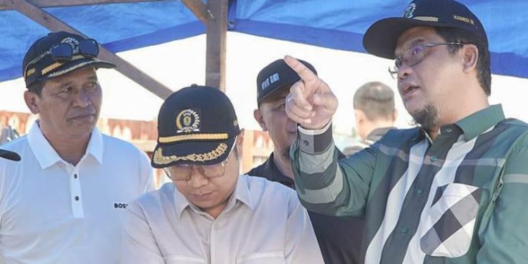 Komisi III DPRD Banjarmasin saat meninjau pyoyek renovasi Dermaga Pasar Baru. (foto : sna/seputaran)