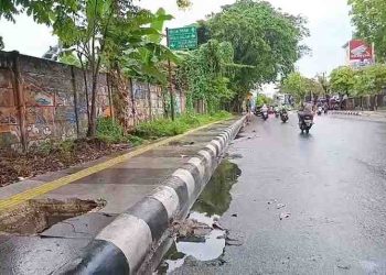 Puluhan Tutup Manhole Drainase di Jalan RE Martadinata Hilang