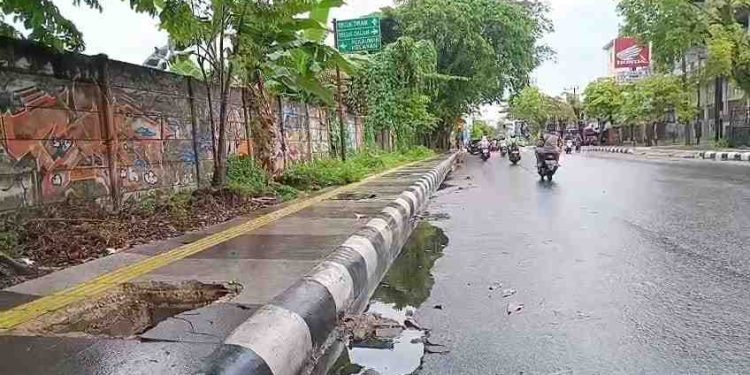 Tratoar RE Martadinata penuh lubang akibat tutup manhole yang hilang diduga dicuri. (foto : shn/seputaran)