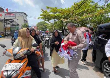 Jelang HUT ke-80 RI, Gerindra Banjarmasin Bagikan Bendera Merah Putih