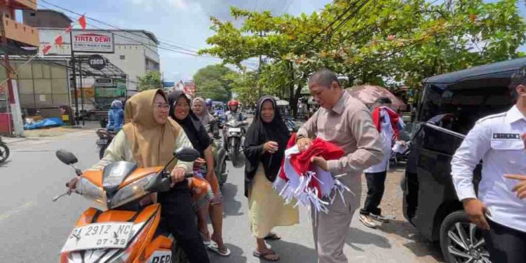 Kader Partai Gerindra saat membagikan bendera Merah Putih lepada pengendara. (foto : shn/seputaran)