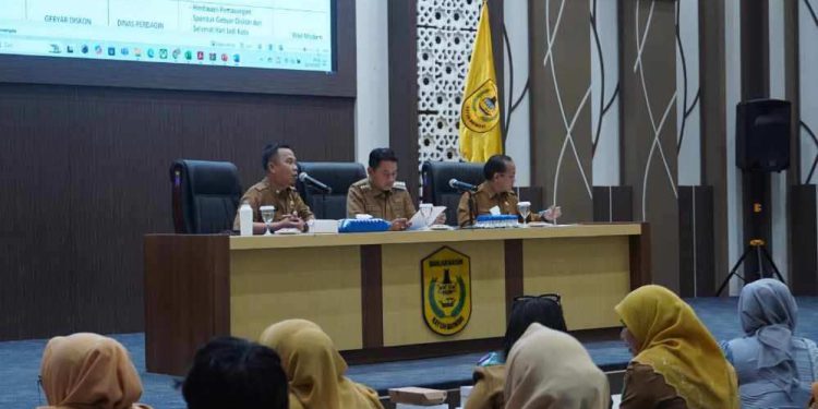 Sekdako Banjarmasin Ikhsan Budiman saat memimpin rapat persiapan Harjad ke-499 Banjarmasin. (foto : shn/seputaran)