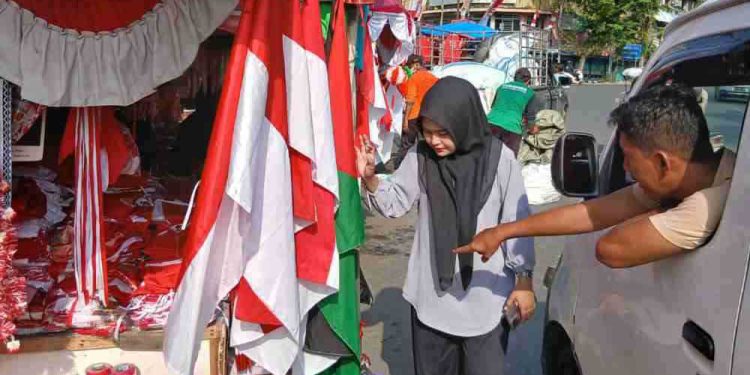 Pembeli saat mencari Bendera Merah Putih di Pasar Baru. (foto : shn/seputaran)