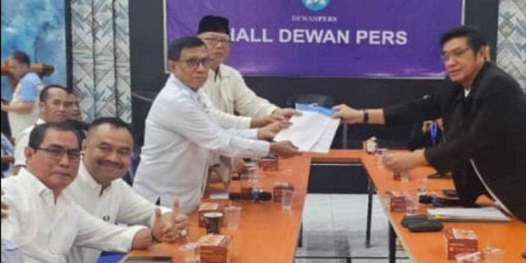 Hendri Ch Bangun saat menyerahkan dokumen pendaftaran sebagai Ketua PWI. (foto : istimewa)