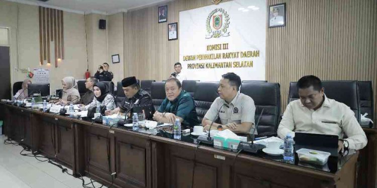 Komisi III DPRD Kalsel rapat kerja bersama Dinas Perkim Kalsel. (foto : istimewa)