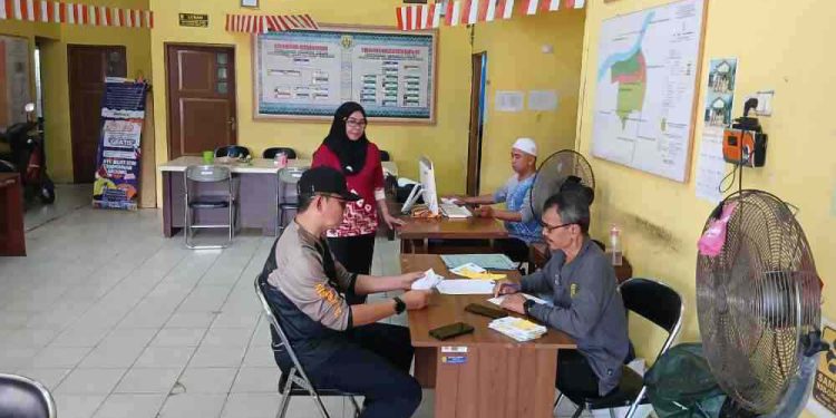 Kepala Satpol PP Banjarmasin Akhmad Muzaiyin saat mendaftar nasabah Bank Sampah Budi Luhur. (foto : shn/seputaran)