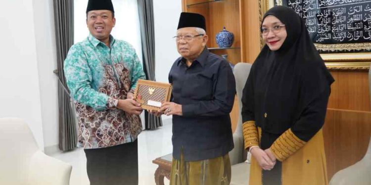 Menteri Nusron Wahid antar undangan upacara HUT Peringatan Kemerdekaan RI kepada Wakil Presiden Republik Indonesia (Wapres RI) ke-13, K.H. Ma'ruf Amin. (foto : Humas ATR/BPN)