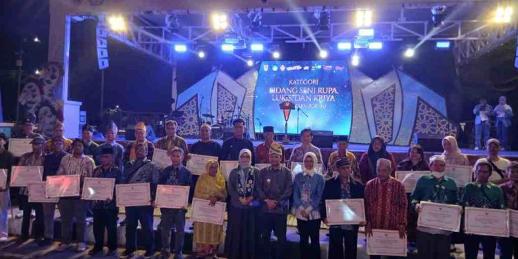 Wagub Kalsel H Hasnuryadi Sulaiman berfoto bersama budayawan dan seniman penerima anugerah budaya Kalsel. (foto : shn/seputaran)