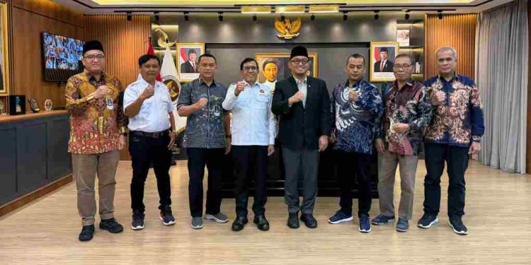 engurus PWI Pusat melakukan audiensi dengan Wakil Kepala Badan Pengelola Haji, Dahnil Anzar Simanjuntak, didampingi staf ahli, Abdul Rahman Syahputra Batubara dan Mayjend Dendi Suryadi foto bersama di sela audensi. (foto : PWI Pusat)