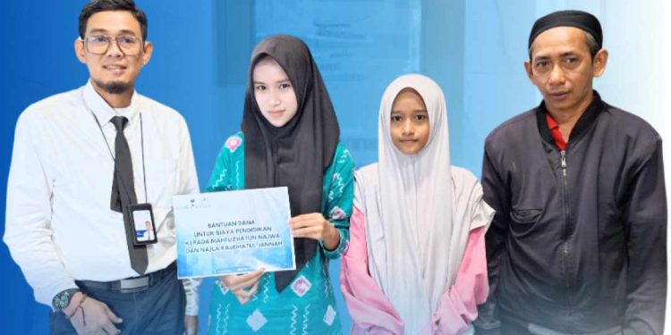 Penyerahan bantuan pendidikan dari UPZ Bank Kalsel kepada dua penerima. (foto : istimewa)