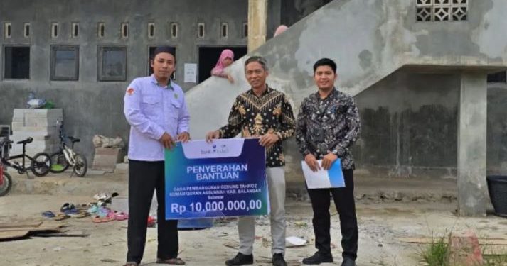 Penyerahan bantuan pembangunan gedung Tahfidz Qur’an Assunah. (foto : istimewa)