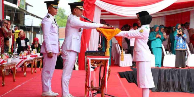 Marsha Azakhwa Maulida saat mengambil baki Bendera Merah Putih dari Walikota Banjarmasin HM Yamin pada HUT ke-75 Kemerdekaan RI. (foto : shn/seputaran)