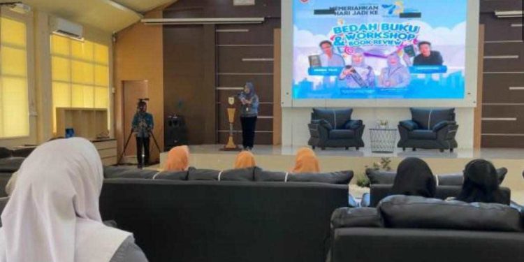 Kepala Dispersip Kalsel Sri Mawarni saat sambutan sekaligus membuka Bedah Buku dan Workshop Book Review dalam rangka Harjad ke-75 Kalsel. (foto : istimewa)