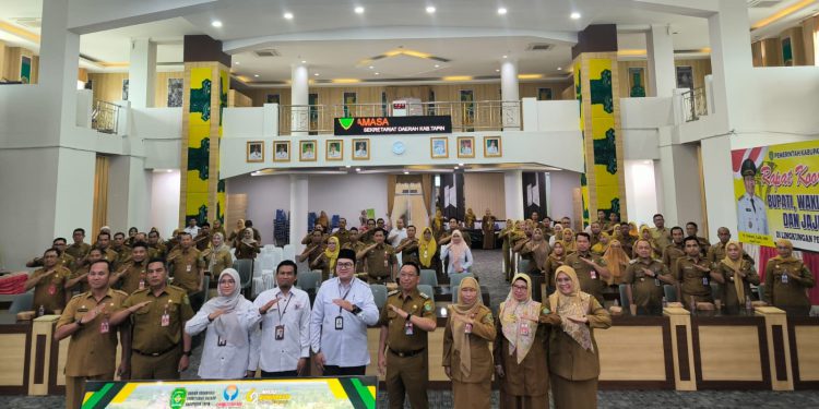 Wabup Tapin H Juanda foto bersama dengan peserta bimtek dan narasumber dari Ombudsman Kalsel. (foto : istimewa)
