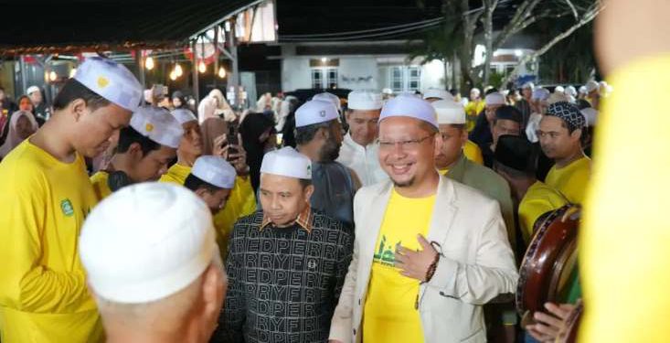 Bupati Tapin H Yamani saat menghadiri tongkrongan anak muda atau kaum milenial Tapin di Rumbia Café. (foto : istimewa)