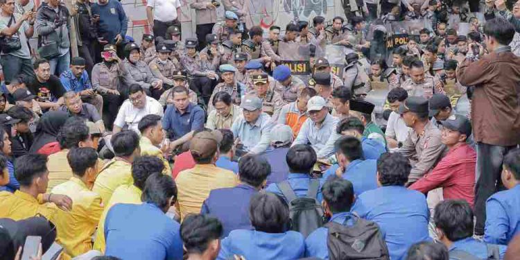 DPRD Kalsel menerima kunjungan aksi damai yang digelar oleh aliansi BEM se-Kalsel bertajuk “Aksi Indonesia (C)Emas”. (foto : istimewa)