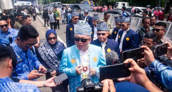 Gubernur Kalsel H Muhidin saat diwawancarai wartawan. (foto : istimewa)