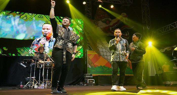Bupati Tapin H Yamani duet nyanyi dengan Ridho Rhoma. (foto : istimewa)