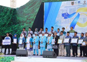 Gubernur Muhidin Berikan Penghargaan kepada Petani Berprestasi