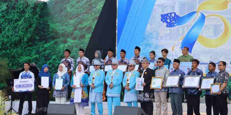 Gubernur Kalsel H Muhidin foto bersama dengan para petani berprestasi. (foto : istimewa)