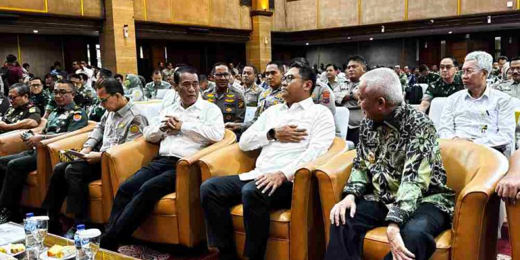 Gubernur Kalsel H Muhidin saat berbincang dengan Menteri Pertanian Amran Sulaiman. (foto : Adpim Kalsel)