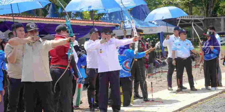 Gubernur Kalsel H Muhidin saat membuka kejuaraan panahan dalam rangka Harjad ke-75 Kalsel. (foto : istimewa)