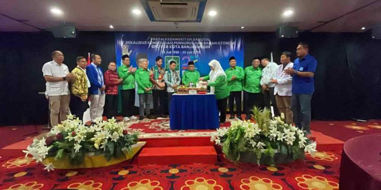 Ketua DPC PKB Banjarmasin Hilyah Aulia saat potong tumpeng Harlah PKB. (foto : sna/seputaran)