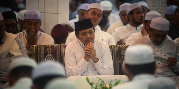 Wagub Kalsel H Hasnuryadi Sulaiman saat hadir di haul KH Abdussyukur Pimpinan Ponpes Darussalam. (foto : Adpim Kalsel)