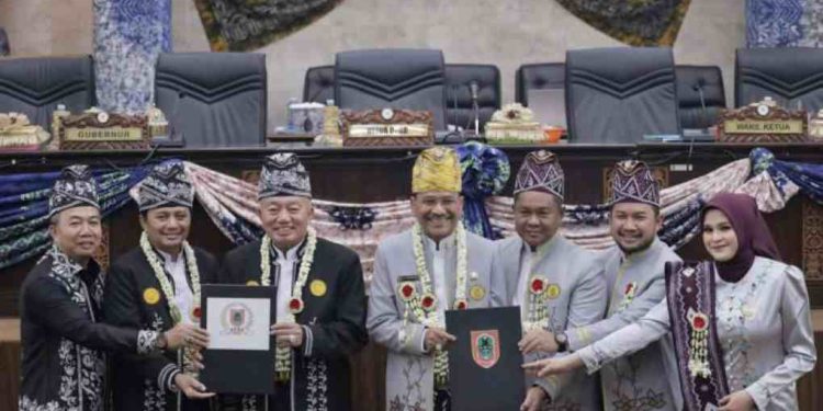 Gubernur Kalsel H Muhidin bersama unsur pimpinan DPRD Kalsel saat berfoto sambil tunjukan dokumen KUA/PPAS. (foto : istimewa)