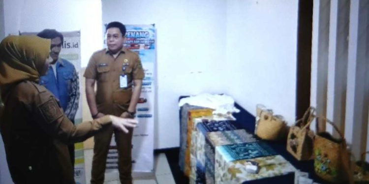 Kepala Bidang (Kabid) Kepemudaan Disbudporapar Kota Banjarmasin Muhammad Syarif saat bersama Wakil Walikota Banjarmasin Hj Ananda. (foto : shn/seputaran)