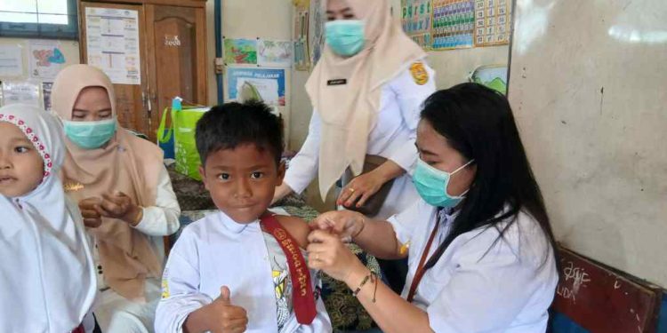 Salah satu siswa SD saat mendapatkan vaksin. (foto : shn/seputaran)