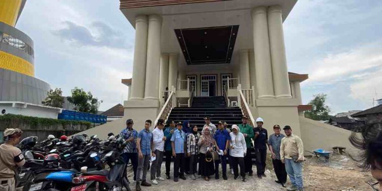 Komisi III DPRD Banjarmasin saat memantau pengerjaan pembangunan lanjutan Rumdin Walikota Banjarmasin. (foto : shn/seputaran)