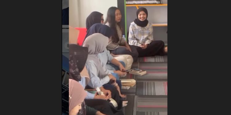 Komunitas Banjarmasin Book Party saat di Perpus Palnam Dispersip Kalsel. (foto : IG perpuspalnam)
