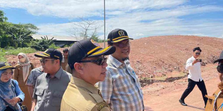Komisi III DPRD Banjarmasin didampingi Kepala DLH Banjarmasin saat kunjungan ke TPAS Basirih. (foto  : sna/seputaran)
