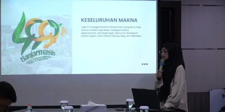 Salah satu peserta saat memaparkan desain Harjad ke-499 Banjarmasin. (foto : shn/seputaran)