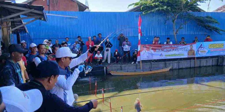 Walikota Banjarmasin HM Yamin memeriahkan lomba mancing Walikota Cup 2025. (foto : shn/seputaran)