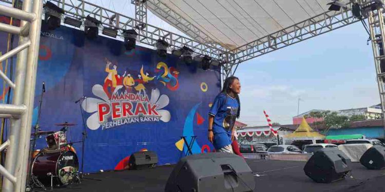 Mandala Finance kembali menghadirkan Perhelatan Rakyat, atau yang dikenal sebagai Mandala PeRak diawali
senam zumba di Kota Banjarmasin. (foto : istimewa)