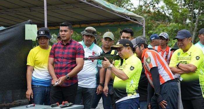 Bupati Tapin H Yamani saat hadir dan membuka lomba menembak. (foto : istimewa)