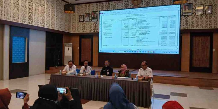 Ekspose laporan Neraca Komparatif kepada awak media, di Aula PAM Bandarmasih. (foto : shn/seputaran)