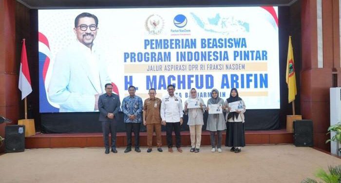 Wakil Ketua DPRD Kalsel H Kartoyo mengapresiasi penyaluran Beasiswa PIP jalur aspirasi dari Anggota DPR RI Fraksi NasDem, H. Machfud Arifin kepada 383 pelajar Banjarmasin. (foto : istimewa)