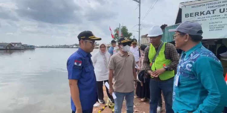 Komisi III DPRD Banjarmasin saat pantau titian Kampung Hijau yang ambruk. (foto : sna/seputaran)