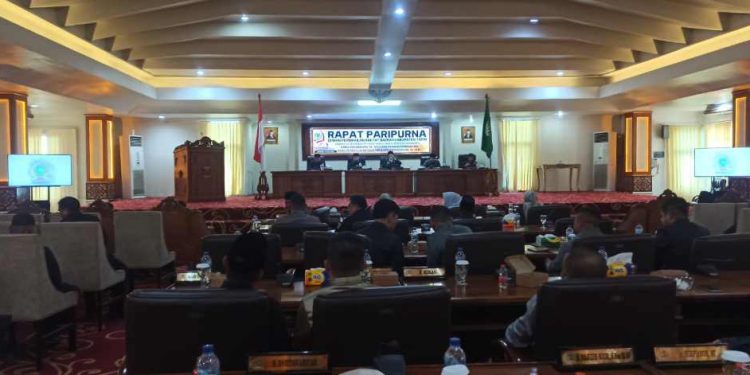 Bupati Tapin H Yamani saat menghadiri rapat paripurna pengesahan perubahan APBD 2025.  (foto : istimewa)