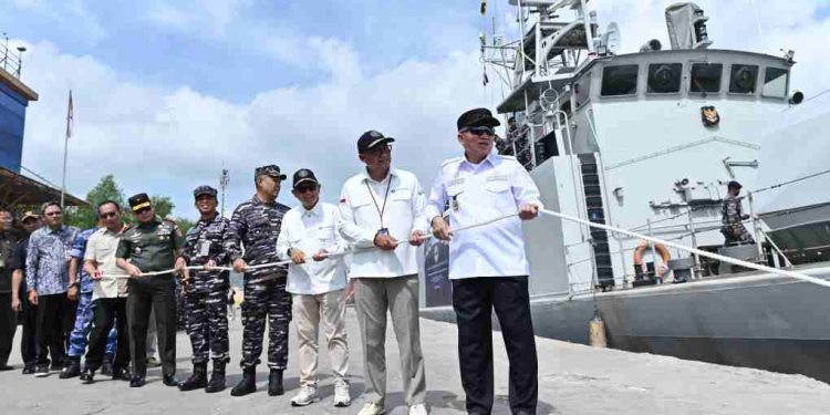 Pelepasan tim ekspedisi dipimpin Gubernur Kalsel H. Muhidin, bersama jajaran Forkopimda, pimpinan Bank Indonesia, serta perwakilan TNI AL di dilakukan di Pelabuhan Penumpang Trisakti. (foto : Bank  Indonesia)