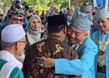 Hadir di Puncak Peringatan Harjad Kalsel, Gubernur Muhidin Beri Pelukan Hangat ke Paman Birin 